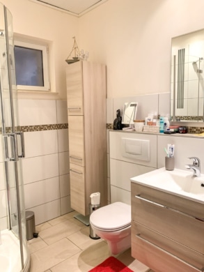 DIETZ: 3-Zimmer-Erdgeschosswohnung mit Terrasse – Car-Port – S-Bahn-Nähe – Ruhige Lage Dudenhofen - Duschbadezimmer (654810)