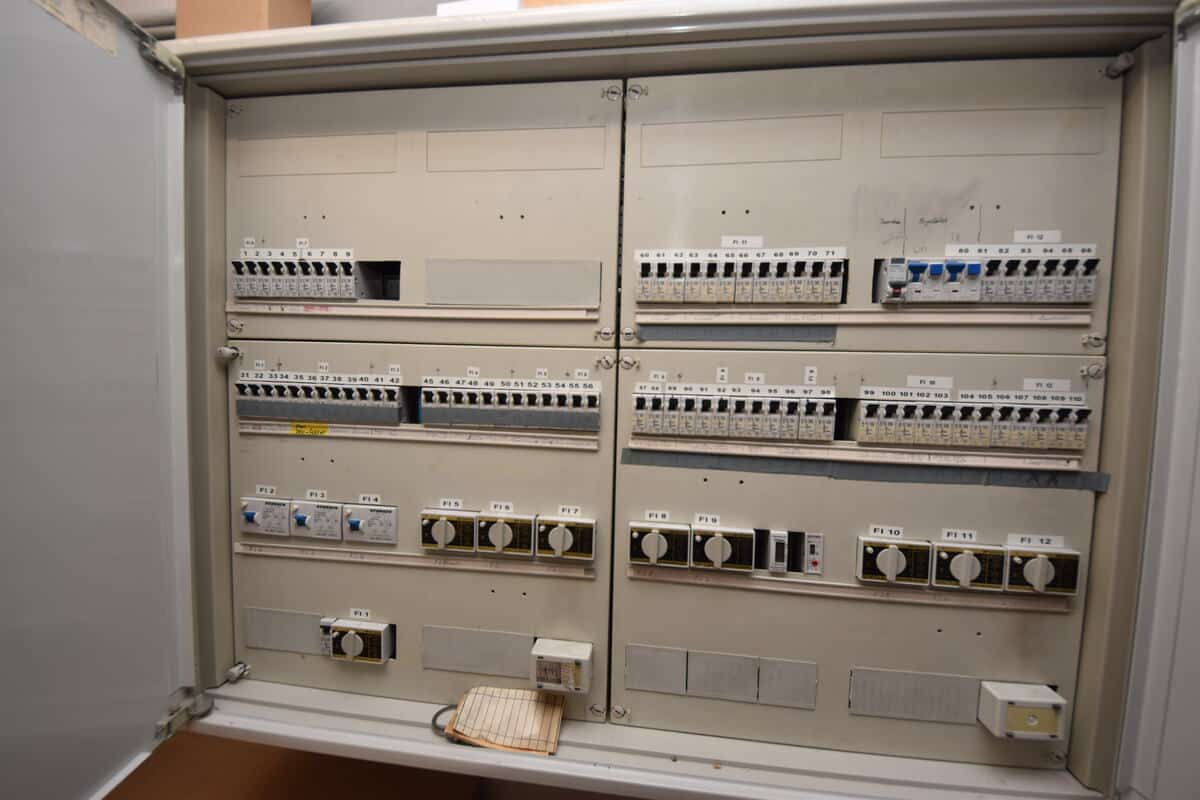 Vielseitige Elektro-Ausstattung Praxisfläche