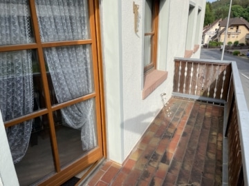 DIETZ: Neu-renovierte 1-Zimmer-Wohnung mit Balkon, Einbauküche, optionale Garage in Heigenbrücken! - Balkon (661623)