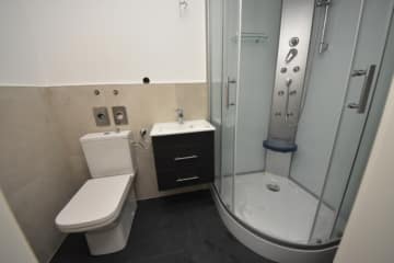 DIETZ: Neu-renovierte 1-Zimmer-Wohnung mit Balkon, Einbauküche, optionale Garage in Heigenbrücken! - Duschbadezimmer (661624)