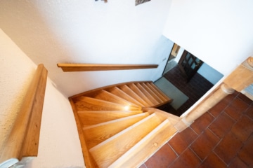 DIETZ: REDUZIERT! Charmantes 2-3 Familienhaus mit viel Platz in Münster/Altheim – Einzelkulturdenkmal! - Treppenabgang OG (635916)