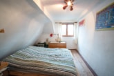 Schlafzimmer 2 von 3 DG - Charmantes 2-3 Familienhaus mit viel Platz in Münster/Altheim – Einzelkulturdenkmal!