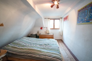 DIETZ: REDUZIERT! Charmantes 2-3 Familienhaus mit viel Platz in Münster/Altheim – Einzelkulturdenkmal! - Schlafzimmer 2 von 3 DG (635934)