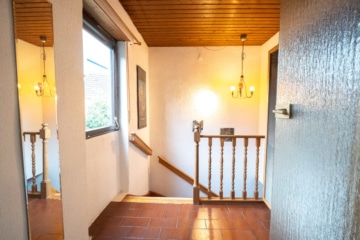 DIETZ: REDUZIERT! Charmantes 2-3 Familienhaus mit viel Platz in Münster/Altheim – Einzelkulturdenkmal! - Treppenhaus OG (635918)