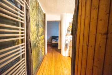 DIETZ: REDUZIERT! Charmantes 2-3 Familienhaus mit viel Platz in Münster/Altheim – Einzelkulturdenkmal! - Durchgang Schlafzimmer OG (635913)