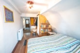 Schlafzimmer 2 von 3 DG - Charmantes 2-3 Familienhaus mit viel Platz in Münster/Altheim – Einzelkulturdenkmal!