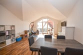 Offener Wohn- und Essbereich - DIETZ: Helle freundliche 3-Zimmer Dachgeschosswohnung in Groß-Zimmern mit Garage und sonnigem Balkon