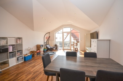 DIETZ: Helle freundliche 3-Zimmer Dachgeschosswohnung in Groß-Zimmern mit Garage und sonnigem Balkon - Offener Wohn- und Essbereich (696898)