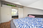 Schlafzimmer - DIETZ: Helle freundliche 3-Zimmer Dachgeschosswohnung in Groß-Zimmern mit Garage und sonnigem Balkon