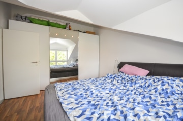 DIETZ: Helle freundliche 3-Zimmer Dachgeschosswohnung in Groß-Zimmern mit Garage und sonnigem Balkon - Schlafzimmer (642279)