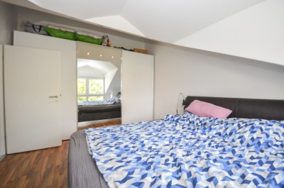 DIETZ: Helle freundliche 3-Zimmer Dachgeschosswohnung in Groß-Zimmern mit Garage und sonnigem Balkon - Schlafzimmer (696909)