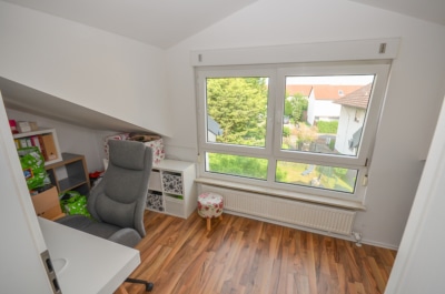 DIETZ: Helle freundliche 3-Zimmer Dachgeschosswohnung in Groß-Zimmern mit Garage und sonnigem Balkon - Kinderzimmer oder Büro (696910)