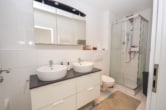Modernes Badezimmer mit Wanne und Dusche - DIETZ: Helle freundliche 3-Zimmer Dachgeschosswohnung in Groß-Zimmern mit Garage und sonnigem Balkon