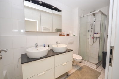 DIETZ: Helle freundliche 3-Zimmer Dachgeschosswohnung in Groß-Zimmern mit Garage und sonnigem Balkon - Modernes Badezimmer mit Wanne und Dusche (696911)