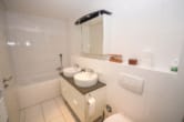 Modernes Badezimmer mit Dusche und Wanne - DIETZ: Helle freundliche 3-Zimmer Dachgeschosswohnung in Groß-Zimmern mit Garage und sonnigem Balkon