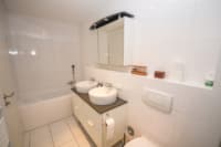 Modernes Badezimmer mit Dusche und Wanne