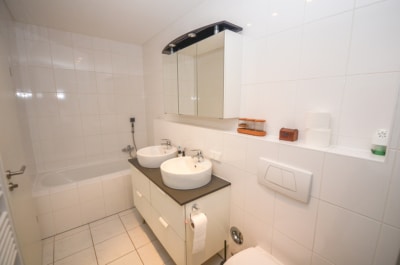 DIETZ: Helle freundliche 3-Zimmer Dachgeschosswohnung in Groß-Zimmern mit Garage und sonnigem Balkon - Modernes Badezimmer mit Dusche und Wanne (696912)