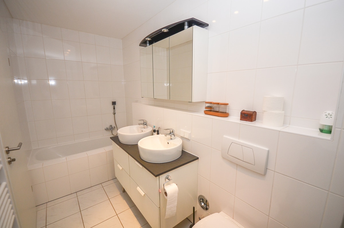 Modernes Badezimmer mit Dusche und Wanne