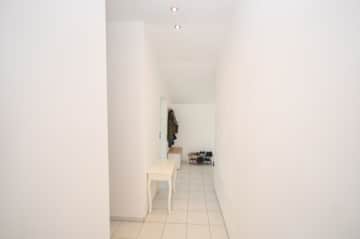 DIETZ: Helle freundliche 3-Zimmer Dachgeschosswohnung in Groß-Zimmern mit Garage und sonnigem Balkon - Flur (642284)