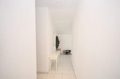 DIETZ: Helle freundliche 3-Zimmer Dachgeschosswohnung in Groß-Zimmern mit Garage und sonnigem Balkon - Flur (696914)