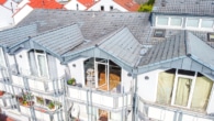 Luftbild Balkon - DIETZ: Helle freundliche 3-Zimmer Dachgeschosswohnung in Groß-Zimmern mit Garage und sonnigem Balkon