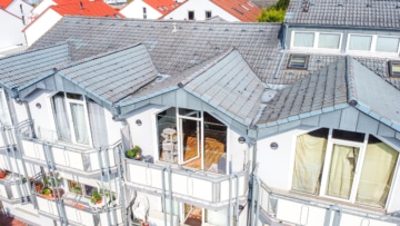DIETZ: Helle freundliche 3-Zimmer Dachgeschosswohnung in Groß-Zimmern mit Garage und sonnigem Balkon - Luftbild Balkon (642286)