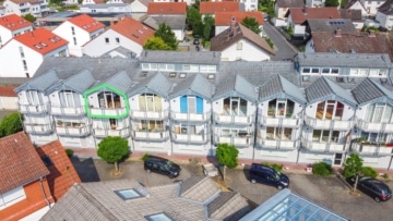 DIETZ: Helle freundliche 3-Zimmer Dachgeschosswohnung in Groß-Zimmern mit Garage und sonnigem Balkon - Luftbild Wohnhaus (642269)