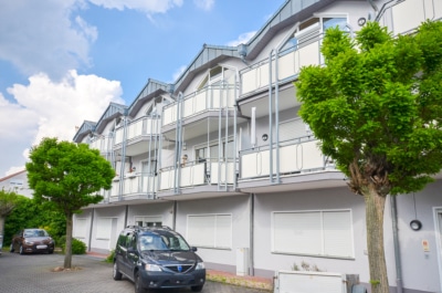 DIETZ: Helle freundliche 3-Zimmer Dachgeschosswohnung in Groß-Zimmern mit Garage und sonnigem Balkon - Außenansicht Balkon (696917)
