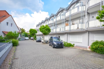 DIETZ: Helle freundliche 3-Zimmer Dachgeschosswohnung in Groß-Zimmern mit Garage und sonnigem Balkon - Außenansicht (642285)