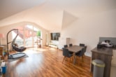 Offener Wohn- und Essbereich - DIETZ: Helle freundliche 3-Zimmer Dachgeschosswohnung in Groß-Zimmern mit Garage und sonnigem Balkon