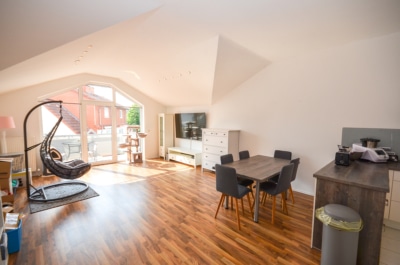 DIETZ: Helle freundliche 3-Zimmer Dachgeschosswohnung in Groß-Zimmern mit Garage und sonnigem Balkon - Offener Wohn- und Essbereich (696901)