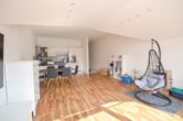 Offener Wohn- und Essbereich - DIETZ: Helle freundliche 3-Zimmer Dachgeschosswohnung in Groß-Zimmern mit Garage und sonnigem Balkon