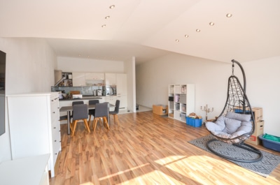 DIETZ: Helle freundliche 3-Zimmer Dachgeschosswohnung in Groß-Zimmern mit Garage und sonnigem Balkon - Offener Wohn- und Essbereich (696902)
