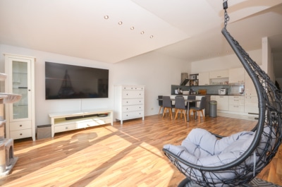 DIETZ: Helle freundliche 3-Zimmer Dachgeschosswohnung in Groß-Zimmern mit Garage und sonnigem Balkon - Offener Wohn- und Essbereich (696904)