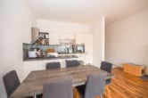 Offener Wohn- und Essbereich - DIETZ: Helle freundliche 3-Zimmer Dachgeschosswohnung in Groß-Zimmern mit Garage und sonnigem Balkon