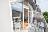 Balkon Süd-West Ausrichtung - DIETZ: Helle freundliche 3-Zimmer Dachgeschosswohnung in Groß-Zimmern mit Garage und sonnigem Balkon