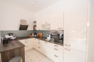 DIETZ: Helle freundliche 3-Zimmer Dachgeschosswohnung in Groß-Zimmern mit Garage und sonnigem Balkon - Offener Küchenbereich (642277)