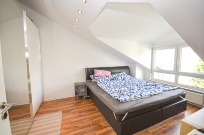 DIETZ: Helle freundliche 3-Zimmer Dachgeschosswohnung in Groß-Zimmern mit Garage und sonnigem Balkon - Schlafzimmer (696908)