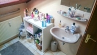 DIETZ: Gepflegte 2-Zimmer Dachgeschosswohnung mit Balkon in ruhiger Feldrandlage in Breitenbrunn! - Tageslicht Badezimmer mit Badewanne