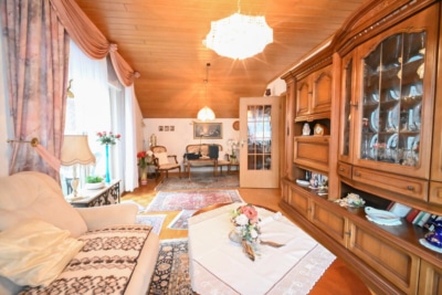 DIETZ: Gepflegtes Einfamilienhaus mit Nebengebäude, Keller und Stellplatzfläche in Groß-Umstadt! - Wohnzimmer OG (697307)