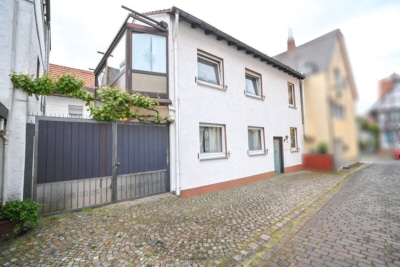 DIETZ: Gepflegtes Einfamilienhaus mit Nebengebäude, Keller und Stellplatzfläche in Groß-Umstadt! - Außenansicht (697289)