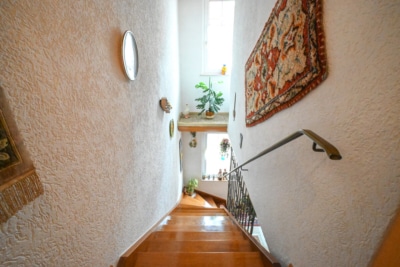 DIETZ: Gepflegtes Einfamilienhaus mit Nebengebäude, Keller und Stellplatzfläche in Groß-Umstadt! - Treppenaufgang zum OG (697304)