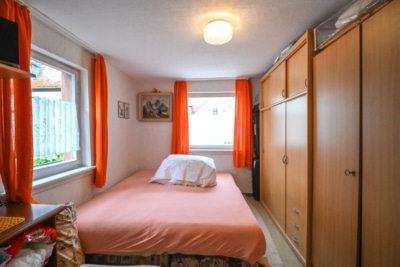 DIETZ: Gepflegtes Einfamilienhaus mit Nebengebäude, Keller und Stellplatzfläche in Groß-Umstadt! - Schlafzimmer OG Nebengebäude (697328)