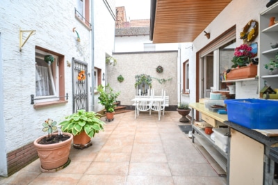 DIETZ: Gepflegtes Einfamilienhaus mit Nebengebäude, Keller und Stellplatzfläche in Groß-Umstadt! - Terrasse/Innehof EG (697296)