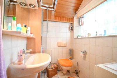 DIETZ: Gepflegtes Einfamilienhaus mit Nebengebäude, Keller und Stellplatzfläche in Groß-Umstadt! - Gäste WC OG (697312)