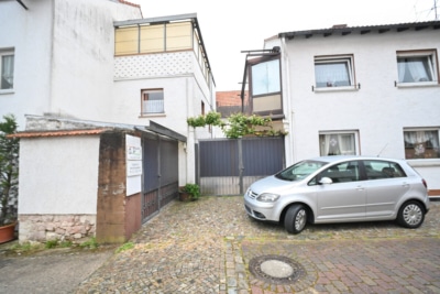 DIETZ: Gepflegtes Einfamilienhaus mit Nebengebäude, Keller und Stellplatzfläche in Groß-Umstadt! - Außenansicht (697288)
