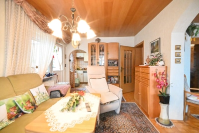 DIETZ: Gepflegtes Einfamilienhaus mit Nebengebäude, Keller und Stellplatzfläche in Groß-Umstadt! - Wohnzimmer EG (697295)