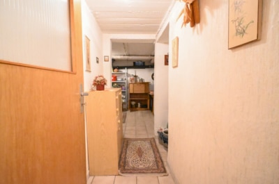 DIETZ: Gepflegtes Einfamilienhaus mit Nebengebäude, Keller und Stellplatzfläche in Groß-Umstadt! - Flur KG (697315)