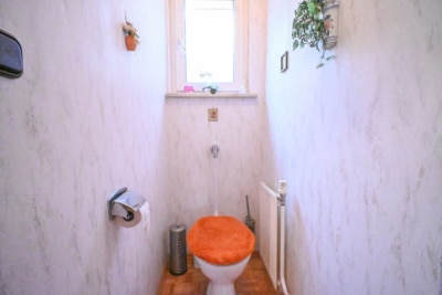 DIETZ: Gepflegtes Einfamilienhaus mit Nebengebäude, Keller und Stellplatzfläche in Groß-Umstadt! - Gäste WC EG (697303)