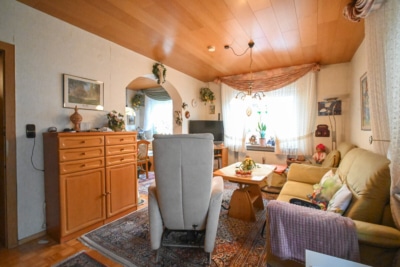 DIETZ: Gepflegtes Einfamilienhaus mit Nebengebäude, Keller und Stellplatzfläche in Groß-Umstadt! - Wohnzimmer EG (697294)